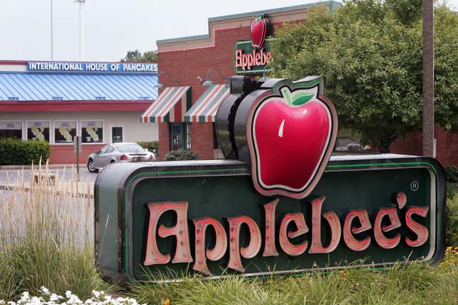 Image for article titled Applebee’s Employee Believes She Was Fired for Kicking Racists Out of Restaurant