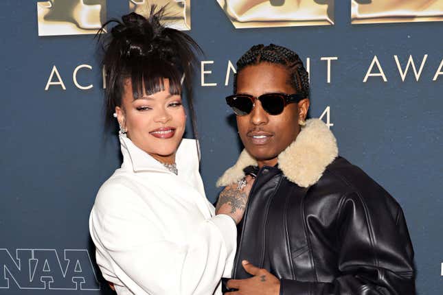 Rihanna und A$AP Rocky nehmen an den 38. jährlichen Footwear News Achievement Awards am 4. Dezember 2024 in der Cipriani South Street in New York City teil.