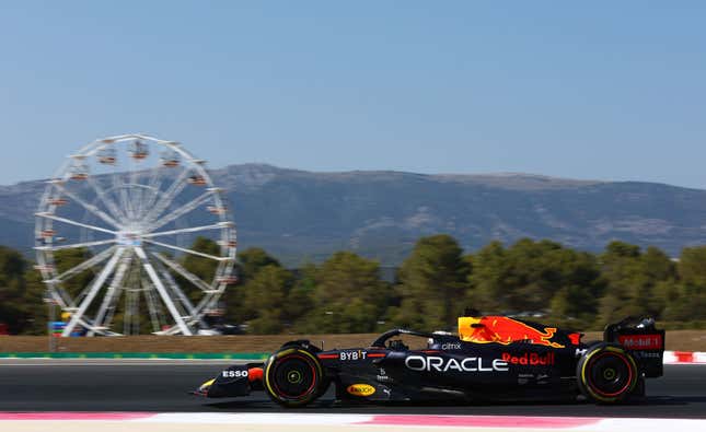 Max Verstappen aus den Niederlanden fährt den (1) Oracle Red Bull Racing RB18 auf der Strecke beim Training vor dem F1 Grand Prix von Frankreich auf dem Circuit Paul Ricard am 22. Juli 2022 in Le Castellet, Frankreich.