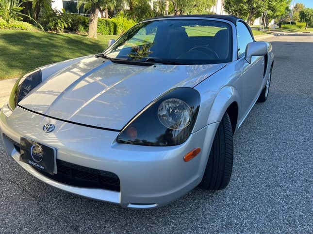 Image for article titled At $11,495, Will You Be Caught In The Web Of This 2000 Toyota MR2 Spyder?