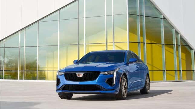 Un Cadillac CT4 azul estacionado frente a un edificio