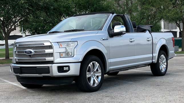 Une photo d’une conversion d’un cabriolet F-150 argenté