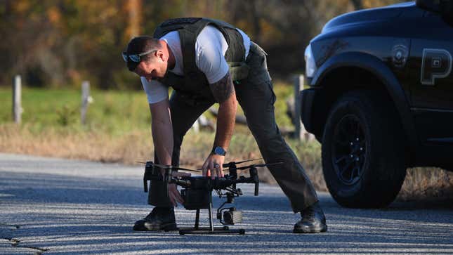 Un policier à Monmouth, dans le Maine, se prépare à lancer un drone. 