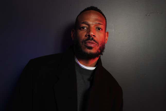 Marlon Wayans posa en el Teatro Apollo el 11 de noviembre de 2023 en la ciudad de Nueva York.