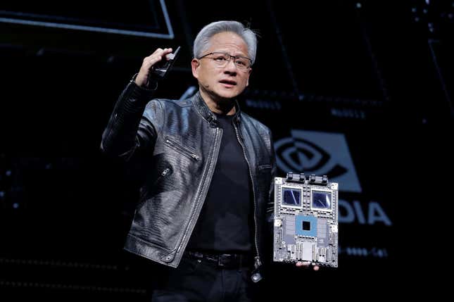 Jensen Huang parle avec une plateforme à puce à la main