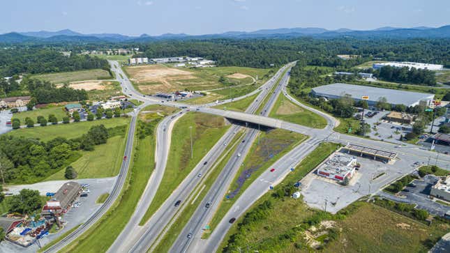 Ein Foto eines Autobahnkreuzes von oben. 