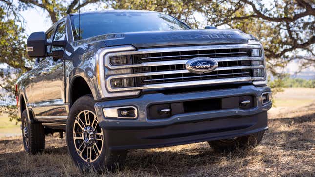 Ein grauer Ford F-350 Super Duty geparkt unter einem Baum 