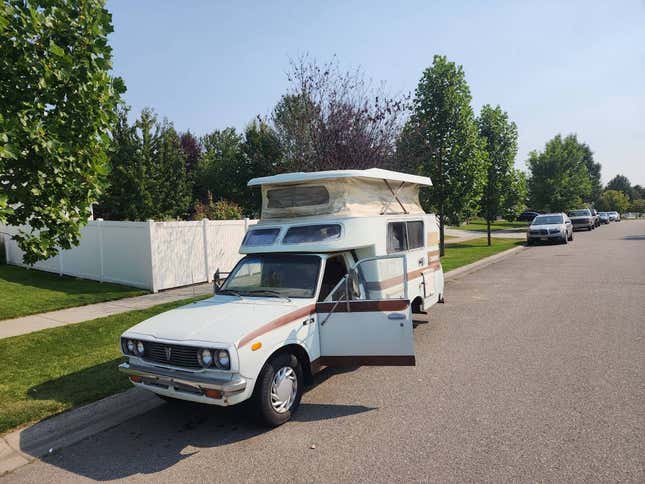 Image for article titled At $5,200, Would Only A Schnook Pass Up This 1977 Toyota Chinook?