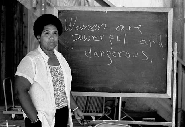 Die karibisch-amerikanische Schriftstellerin, Dichterin und Aktivistin Audre Lorde hält eine Vorlesung vor Studenten im Atlantic Center for the Arts in New Smyrna Beach, Florida. Lorde war 1983 Master Artist in Residence am Central Florida Arts Center.