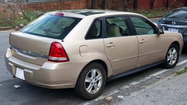 Ein beiger 2004 Chevrolet Malibu Maxx LS