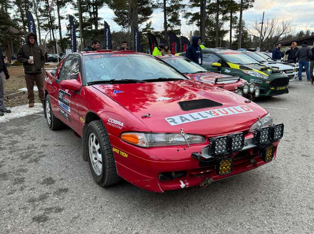 Vista frontal de 3/4 de un auto de rally Mitsubishi Eclipse rojo