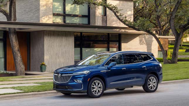 Un Buick Enclave azul estacionado frente a una casa moderna