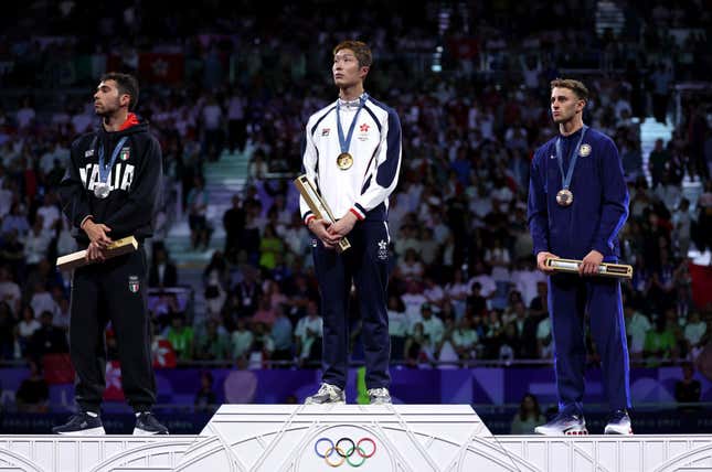 Ka Long Cheung vom Team Hong Kong (M.), Silbermedaillengewinner Filippo Macchi vom Team Italien (L.) und Bronzemedaillengewinner Nick Itkin aus den USA (R.) posieren auf dem Podium während der Medaillenzeremonie im Einzel der Herren im Florett am dritten Tag der Olympischen Spiele Paris 2024