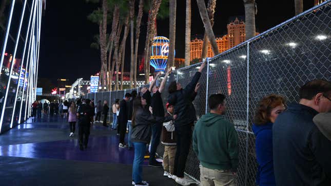 Los fanáticos intentan echar un vistazo a la pista durante la tercera sesión de práctica para el Gran Premio de Fórmula Uno de Las Vegas el 17 de noviembre.  2023, en Las Vegas, Nevada.