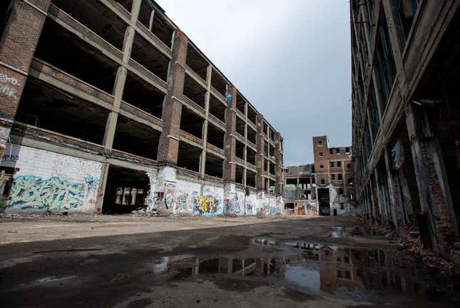 Das verlassene Automontagewerk von Packard steht am Dienstag, den 21. April 2015, in Detroit, Michigan, USA. Fernando Palazuelo, CEO von Arte Express Detroit LLC, kaufte das Packard-Werk im Jahr 2013 und arbeitet an der Restaurierung des Geländes in der Hoffnung, Arbeitsplätze und Handel in das Viertel zu bringen. 