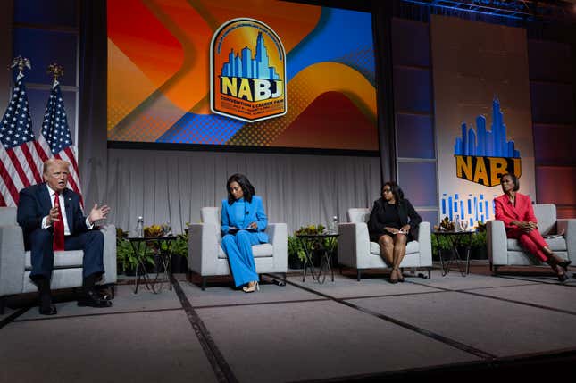 Der republikanische Präsidentschaftskandidat und ehemalige Präsident Donald Trump nimmt am 31. Juli 2024 an einer Frage-und-Antwort-Runde auf dem Kongress der National Association of Black Journalists (NABJ) im Hilton Hotel in Chicago, Illinois, teil.