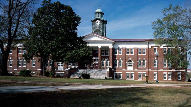 Image de l'article intitulé La police a arrêté le présumé tireur de l’université de Tuskegee qui a laissé un adolescent mort et 16 blessés. Mais il n’était peut-être pas seul...