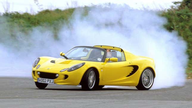 Eine gelbe Lotus-Elise, die in einer riesigen Rauchwolke seitwärts gleitet und episch aussieht