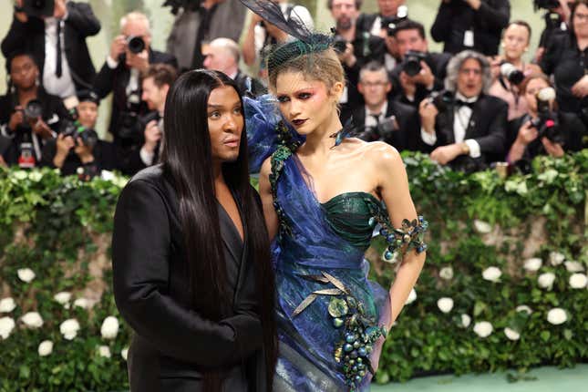 NEW YORK,  NEW YORK - 6.  MAI: (LR) Law Roach und Zendaya nehmen an der Met Gala 2024 zur Feier von „Dornröschen: Wiedererwachende Mode“ im Metropolitan Museum of Art am 6. Mai 2024 in New York City teil. (Foto von Aliah Anderson/Getty Images)