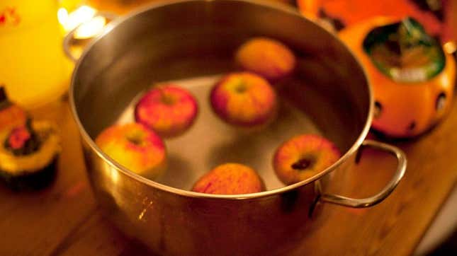 Image for article titled Our pandemic-fatigued brains can’t believe we used to eat like this