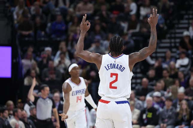 8. Dez. 2023;  Salt Lake City, Utah, USA;  Der Stürmer der Los Angeles Clippers, Kawhi Leonard (2), schlägt im zweiten Viertel im Delta Center einen drei-Punkte-Schuss gegen die Utah Jazz vor.