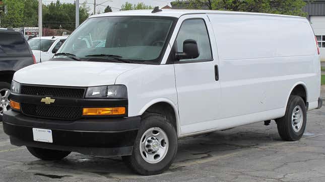 Un Chevrolet Express 2500 WT Cargo 2021 photographié à Sudbury, Ontario, Canada.