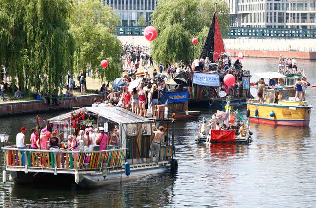 Techno on the Spree river.
