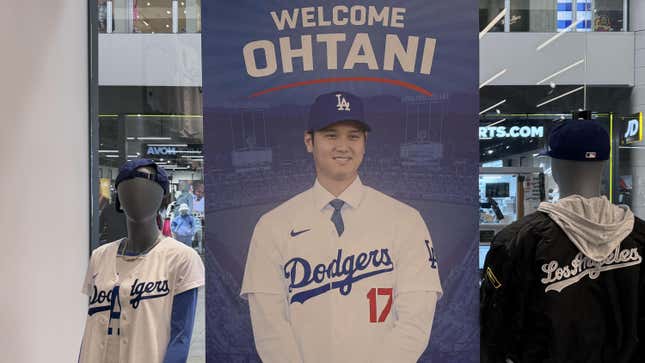 Image for article titled Mauer, Helton join elite single-team club; Dodgers continue to be offseason champions