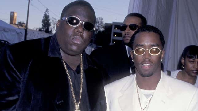 Christopher Wallace, alias « Biggie Smalls » et Sean Combs, alias « P Diddy », assistent à la 11e cérémonie annuelle des Soul Train Music Awards sur cette photo d’archive du 7 mars 1997 au Shrine Auditorium de Los Angeles.
