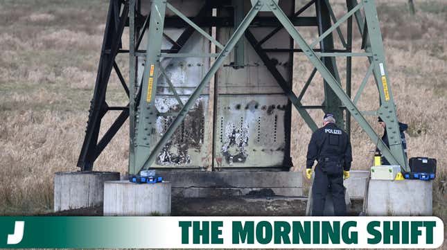 Brandenburg, Spreenhagen: Police investigate a damaged electricity pylon in a field. Production at the Tesla car factory in Grünheide is at a standstill due to the resulting power outage.