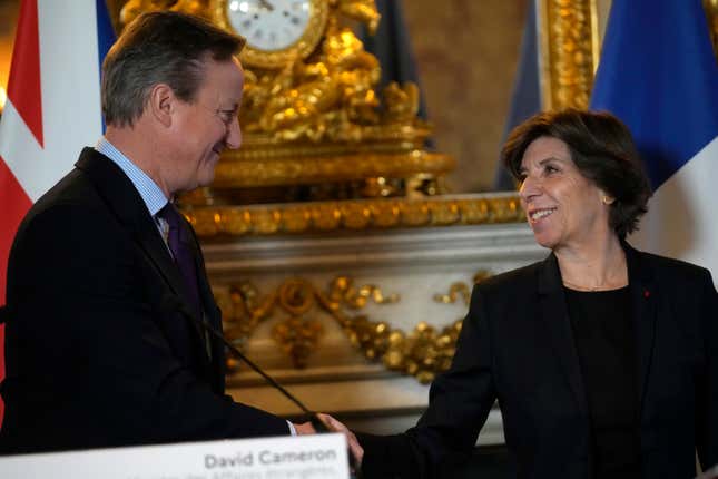 French Foreign Minister Catherine Colonna, right, and Britain&#39;s Foreign Secretary David Cameron shake hands after a press conference in Paris, Tuesday, Dec. 19, 2023. Britain and France are reiterating their determination that Russia&#39;s invasion of Ukraine must end in failure. (AP Photo/Christophe Ena)