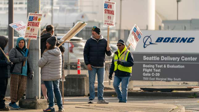 Boeing workers on a picket line