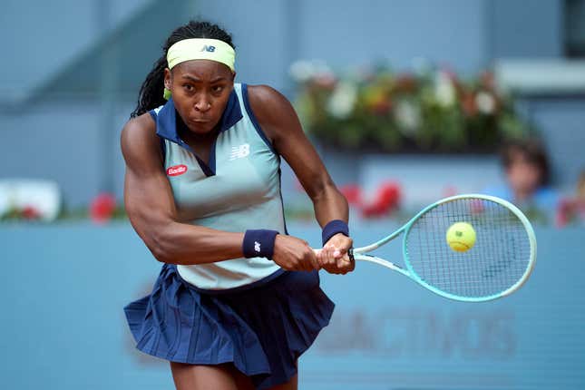 MADRID, SPANIEN – 25. APRIL: Coco Gauff aus den USA spielt am dritten Tag ihres Zweitrundenspiels der Mutua Madrid Open in der La Caja Magica am 25. April 2024 in Madrid, Spanien, einen Rückhandschlag gegen Arantxa Rus aus den Niederlanden. 