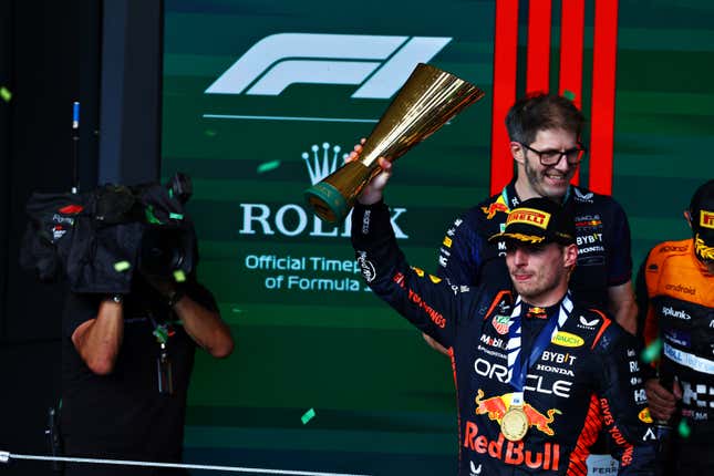 El ganador de la carrera Max Verstappen de los Países Bajos y Oracle Red Bull Racing celebra en el podio durante el Gran Premio de F1 de Brasil en el Autódromo José Carlos Pace el 05 de noviembre, 2023 en Sao Paulo, Brasil