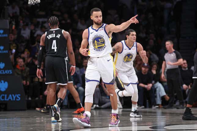 Stephen Curry, Warriors pull away for win over Nets