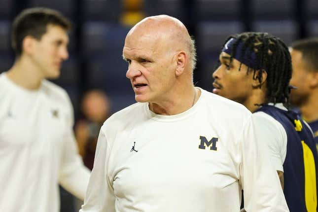 Der stellvertretende Cheftrainer von Michigan, Phil Martelli, schaut sich am Dienstag, den 17. Oktober 2023, das Training während des Medientages im Crisler Center in Ann Arbor an.