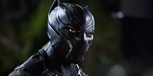 Black Panther erscheint in seinem Anzug.
