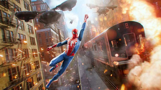 Spider-Man se lanza telarañas cerca de un tren. 