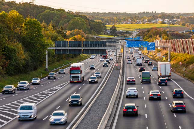 Autos fahren auf Deutschlands Autobahnen.