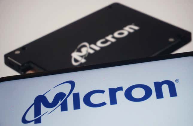 logo Micron blanc sur une puce noire en arrière-plan, logo Micron bleu marine sur une puce blanche au premier plan