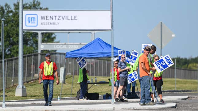 GM workers with the UAW Local 2250 Union strike outside the General Motors Wentzville Assembly Plant on September 15, 2023 in Wentzville, Missouri.