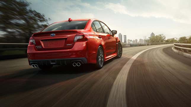 Un WRX rojo conduciendo en una carretera