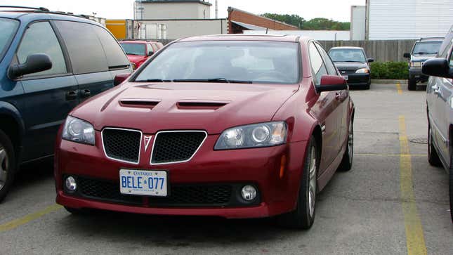 Ein dunkelroter Pontiac G8 auf einem Parkplatz