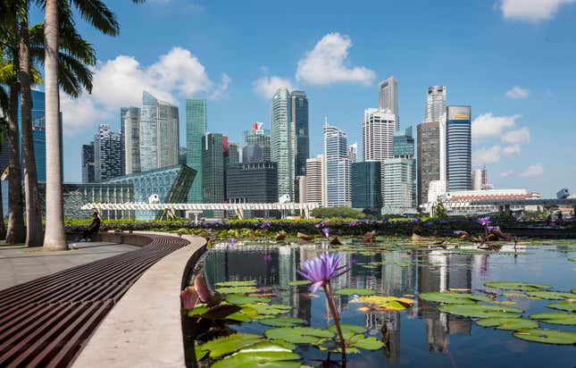 Skyline der Stadt Singapur im Geschäftsviertel der Innenstadt bei Tag