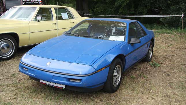 Un Pontiac Fiero azul en Legendy 2018 en Praga.