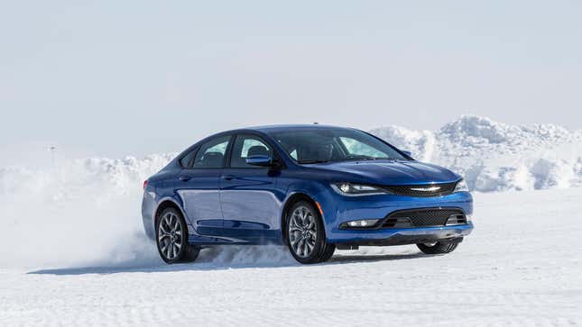 Une Chrysler 200 bleue roulant dans la neige