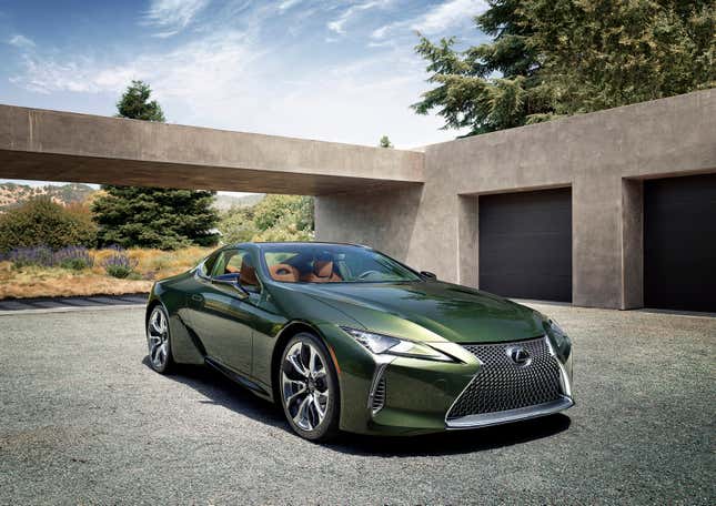 Vista frontal 3/4 de un Lexus LC cupé verde