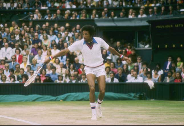 Arthur Ashe rennt während eines Spiels in Wimbledon in England hinter dem Ball her. 