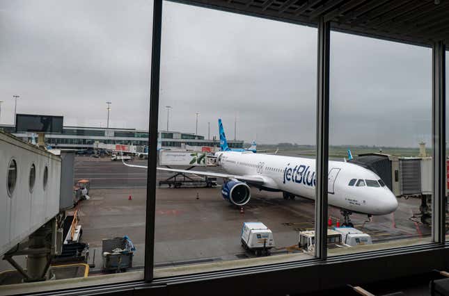 Ein Flugzeug von JetBlue Airways