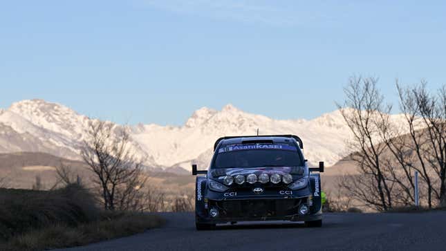 Una foto de frente del Toyota Gazoo Racing Yaris con espejos de aspecto muy extraño